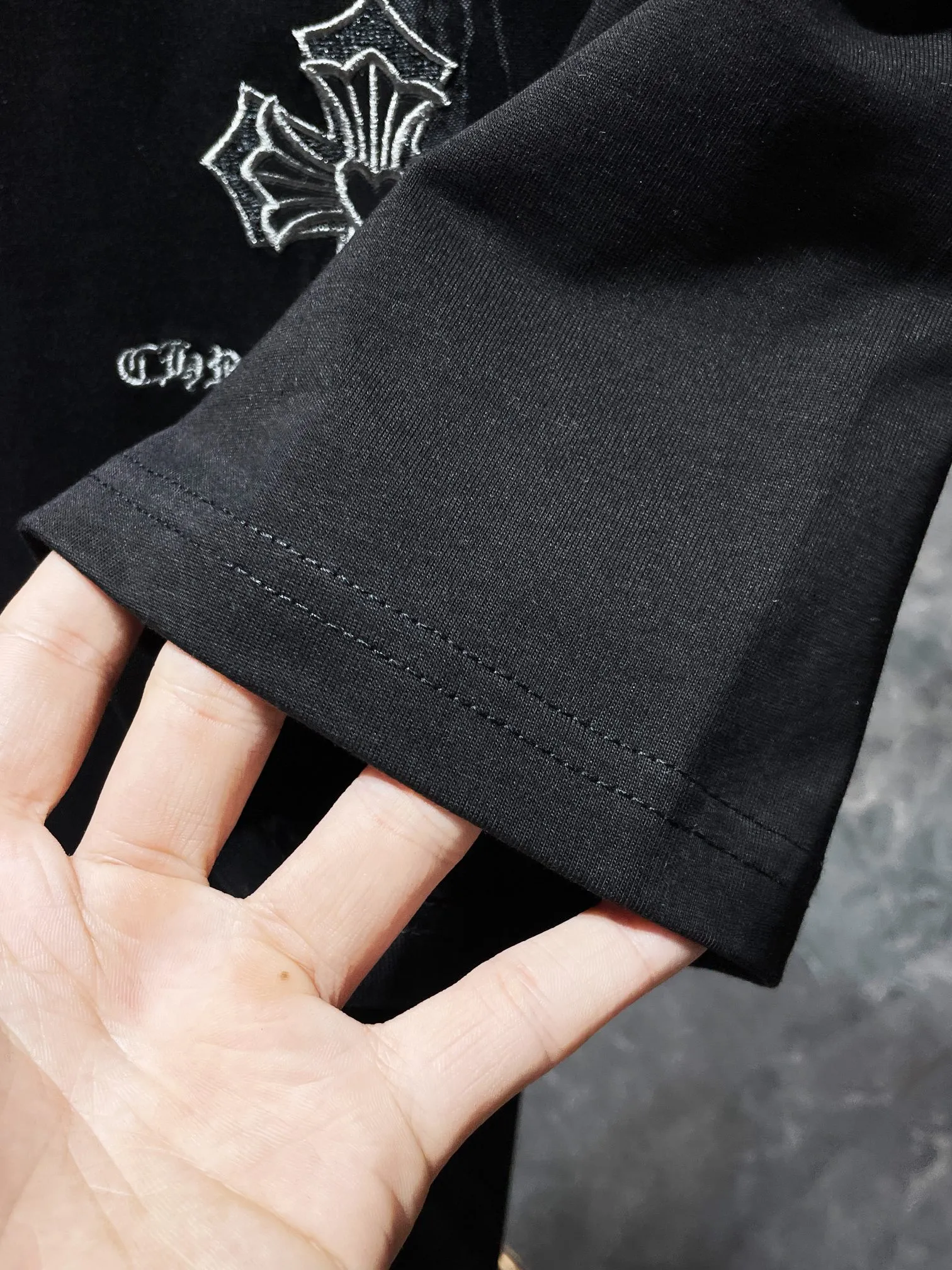 P164 New Chrome Hearts 24ss for summer. High-weight, environmentally friendly, high-quality top-grade fabric. 280g. Crocodile hoof embroidery, overlapping cross, spray-printed short sleeves. Imported environmentally friendly glue printing and dyeing. Counter synchronization. 1:1 replica version. Recommended color: black white. Size: S, M, L, XL